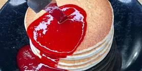 Завтрак на Хэллоуин: рецепт "кровавых" панкейков с клубничным соусом