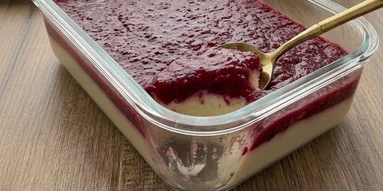 Сирна запіканка за 10 хвилин: рецепт у мікрохвильовці з ягодами