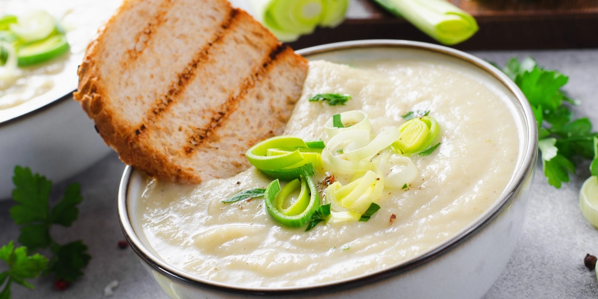 Пармантьє: простий зігріваючий суп із картоплі та порею по-французьки