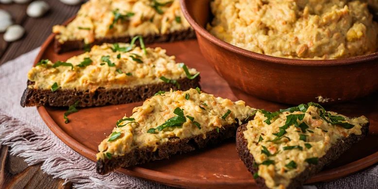 Паштет з квасолі та плавленого сирка: прості продукти - смачна закуска