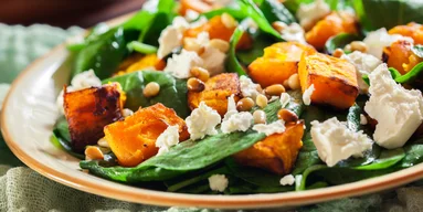 Салат из жареной тыквы, шпината и феты