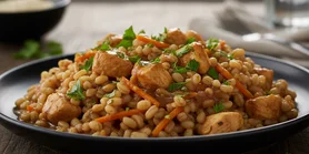 Перловка з куркою в сметанному соусі: проста й ситна страва на кожен день