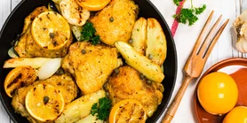 Лимонное куриное филе с картофелем и капустой на одной сковородке