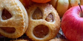 Выпечка с лицом: рецепт пирогов с яблоками к Хэллоуину в форме вырезанных лиц