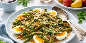 Весной вкуснее: яичница со сливками, спаржей и чипотле