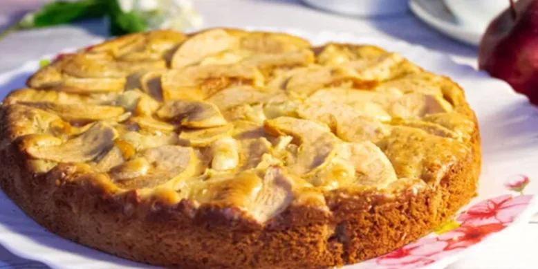 Карамельна осінь: рецепт яблучного пирога з карамеллю