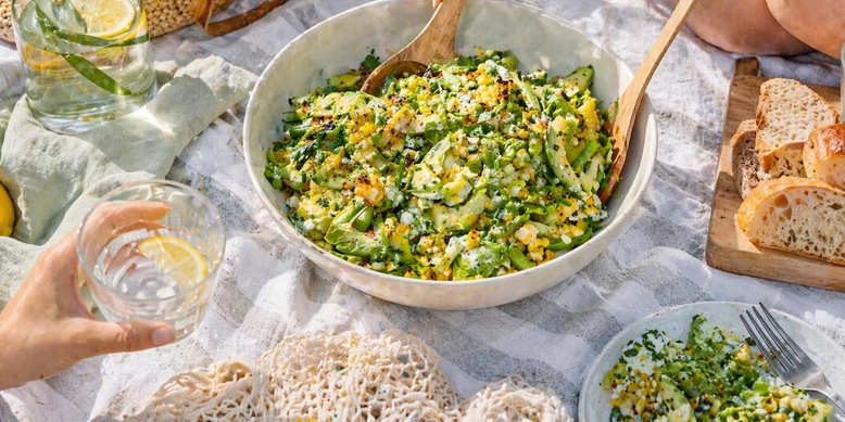 Лето на тарелке: сочный салат из грилированной кукурузы и авокадо с фетой