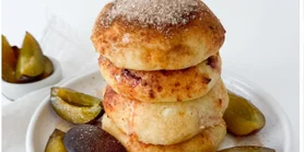 Таких не куштували: рецепт запечених сирних галушок зі сливами в мультипечі без цукру