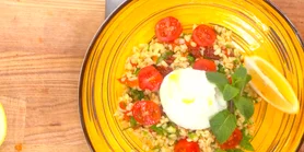 Рецепт вкусного завтрака: табуле с булгуром и яйцом пашот от Чабы Бакоша