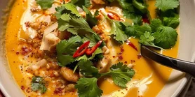 Осенний вайб: рецепт тыквенного супа с кокосом, апельсином и креветками