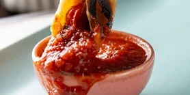 Пікантні закрутки: рецепт томатної аджики з перцю та хрону