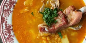 Согреваемся вкусно: рецепт горохового супа с копчеными ребрами