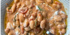 Високобілкова і проста: рецепт вершкової квасолі з помідорами та базиліком