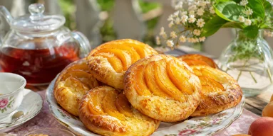 Ватрушки с персиками: сладкое лето на тарелке