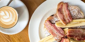 Американский завтрак: рецепт воздушных панкейков с бананом и беконом