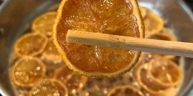 Для дощових днів: рецепт зацукрованих лимонів у медовому сиропі до чаю та пирогів