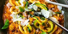 Вегетарианское "вкусно": рецепт чечевичного рагу с кабачками и грибами, чтобы не переживать из-за бюджета