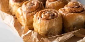 Синабони: рецепт пухких та дуже просочених і кремових булочок з корицею