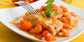 Куриные грудки с помидорами и зеленью