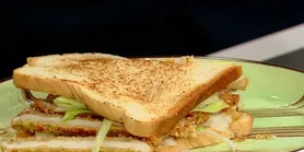 На сніданок чи перекус: смачний сендвіч із куркою