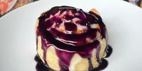 Просто неймовірні: рецепт синабонів з лохиною та ягідним кремом