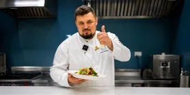 Куряча печінка із запеченою грушею, свіжим салатом і кисло-солодким малиновим соусом