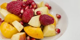 Нежный шоколадный крем с гранатовым соком, фруктами и ягодами
