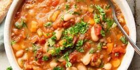 Галицкий специалитет: рецепт фасолевого супа с овощами и мясными консервами