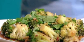 Брокколи с пикантным соусом: рецепт азиатского завтрака от кулинарного эксперта