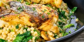 Швидко й чисто: рецепт вечері із курячого стегна із кускусом та капустою кале