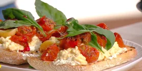 Бутерброд зі скремблом і томатами: рецепт сніданку, як в італійському ресторані