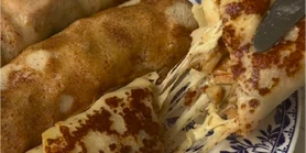 Для дорослих та дітей: рецепт млинців з куркою, сиром та грибами