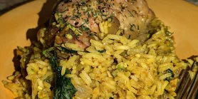 Есть ложкой: рецепт пряного куриного риса с кардамоном и корицей