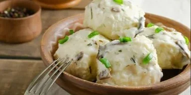 Лучший уютный ужин: рецепт воздушных клецок на одной сковороде с грибным сливочным соусом