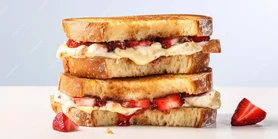 Декадентські французькі тости з полуничною начинкою