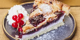 Итальянский пирог, который обманул Папу: рецепт тарта с рикоттой и вишней