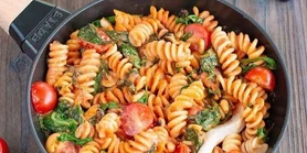В одній каструлі: рецепт макаронів з курячими ковбасками, шпинатом та фетою на обід протягом тижня