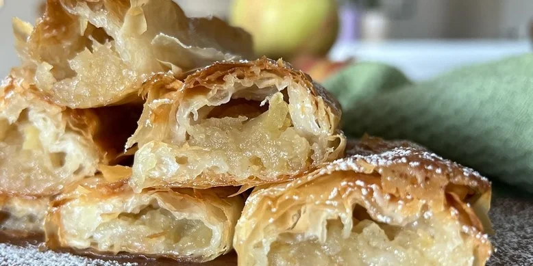 Ніби пироги, але хрусткі: рецепт трубочок із тіста філо із яблуками