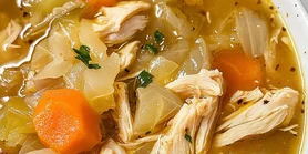 Из простых продуктов: рецепт куриного супа с капустой, фасолью и соусом песто