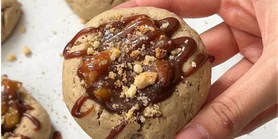 Для осенних вечеров: рецепт печенья с яблоками и карамелью