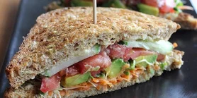 Швидкий і ситний сендвіч із хумусом, авокадо та овочами