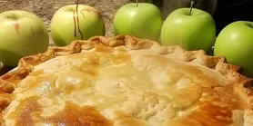 Запашний пиріг з яблуками, крем-сиром, горіхами та ромовою нотою