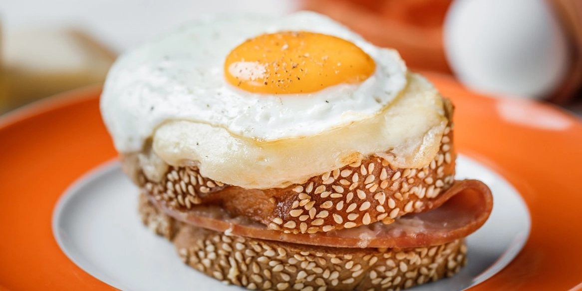 Сэндвич крок-мадам: любимый питательный завтрак