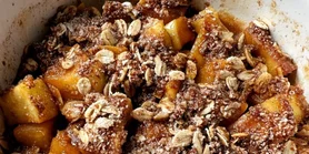 Осінній сніданок: рецепт яблучної хрусткої вівсянки у  мікрохвильовці