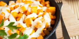 Медовая запеченная тыква на кремовой подушке из феты и орешков: настоящее осеннее наслаждение