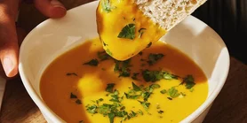 Наслаждение осенью: рецепт тыквенного супа с чесночными гренками