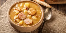 Оригинальный и простой. Ароматный суп с сыром и колбасой