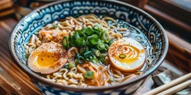 Согреться по-азиатски: рецепт рамена со свининой и яйцом