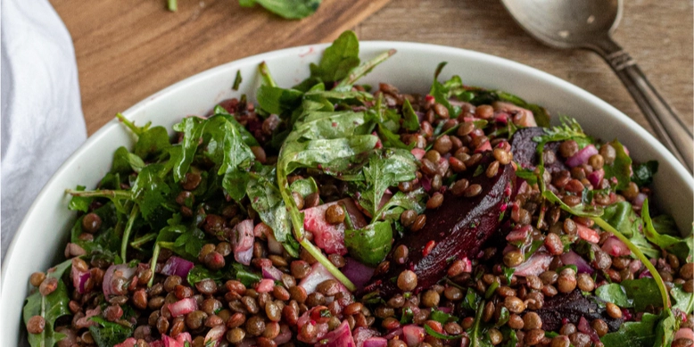 Все в одном: рецепт салата из чечевицы с жареной свеклой и чесноком конфи