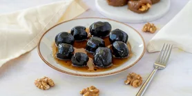 Найдавніший український десерт: рецепт чорносливу з горіхами та сметаною (без цукру)